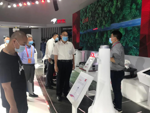 國(guó)家郵政局局長(zhǎng)馬軍勝視察服貿(mào)會(huì)京東物流科技展區(qū)