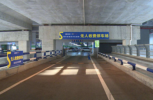 自動停車機器人智慧系統(tǒng)，有序引導(dǎo)加強管理