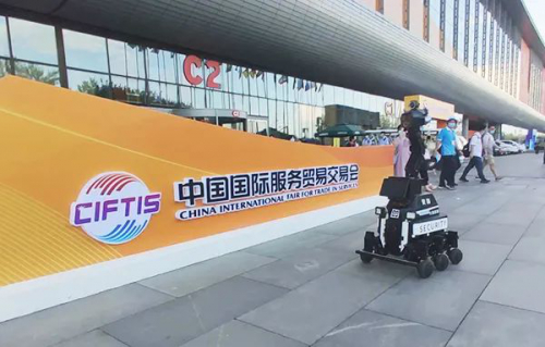 服貿(mào)會(huì)回顧：ANDI安防機(jī)器人亮相服貿(mào)會(huì)華為展區(qū)，展示“5G+安防”強(qiáng)者姿態(tài)