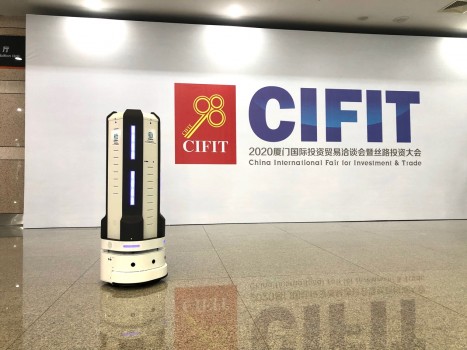 國內(nèi)首發(fā)新型防疫之星UV-C LED消毒機(jī)器人亮相98廈洽會 消殺率達(dá)99.99%