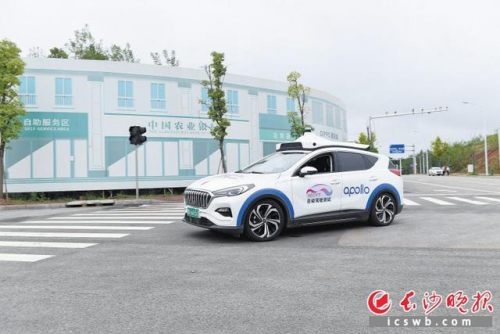無駕駛?cè)俗詣玉{駛汽車正式在長沙亮相，記者率先體驗