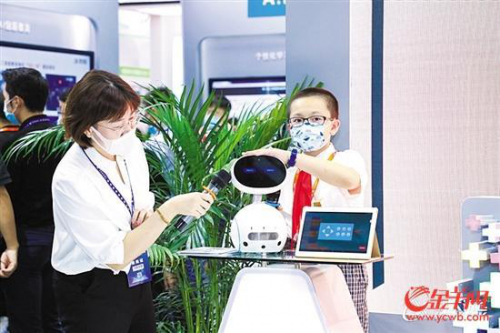 深圳教育不斷實現(xiàn)突破 機器人、無人駕駛走進智慧課堂
