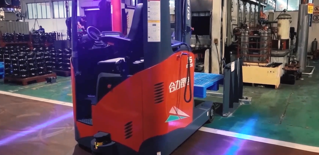 合力智能物流系統(tǒng)：無人叉車，機械手自動穿梭完美協(xié)作