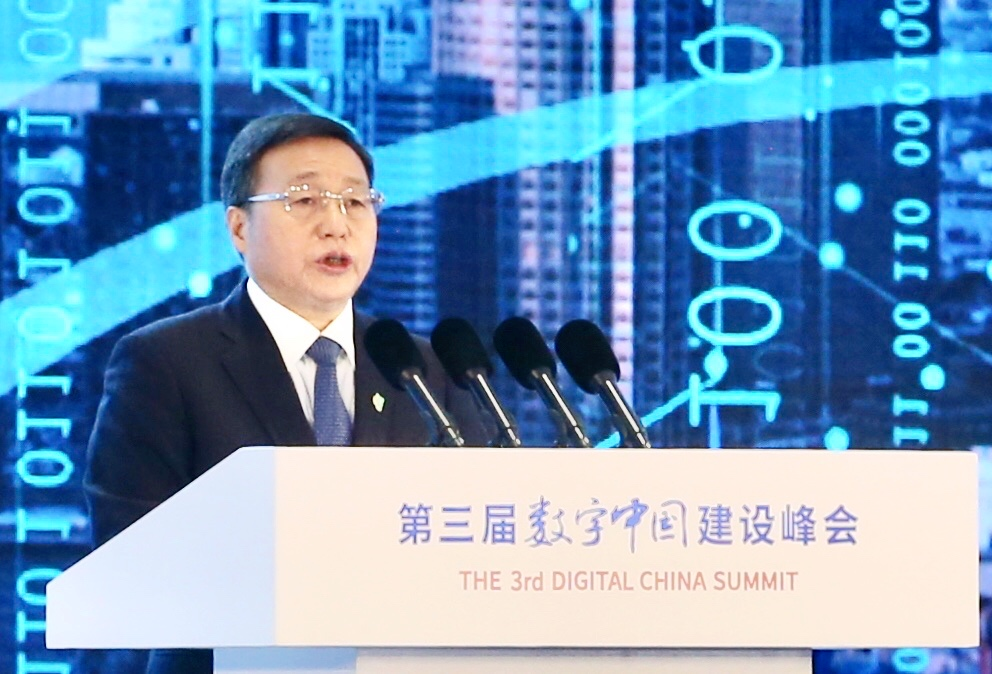 南大電子機器人團隊助力工行精彩亮相數(shù)字中國建設(shè)峰會