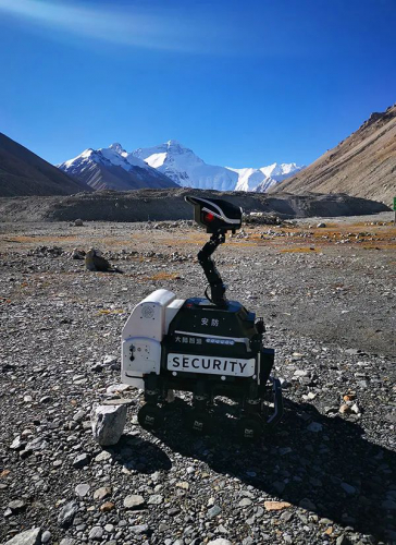 在珠穆朗瑪峰大本營執(zhí)勤的國產(chǎn)安防機(jī)器人