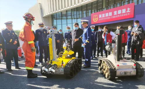 119消防宣傳月，消防機器人成“團寵”