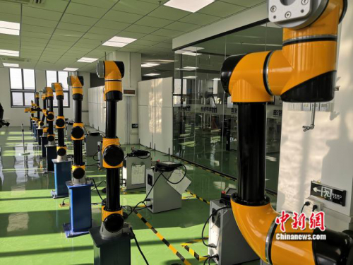 磨咖啡豆、擺碗筷、沖牛奶…這個(gè)機(jī)器人擁有“男友力”