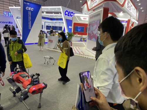 跳舞的、巡邏的、送快遞……互聯(lián)網(wǎng)之光上的機(jī)器人縱隊(duì)很吸睛