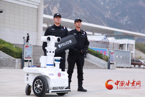 武都：5G巡邏機器人亮相街頭