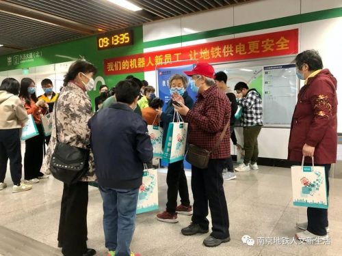 小巡檢機器人正式入職南京地鐵啦！