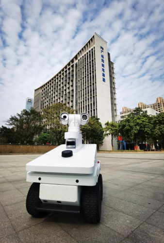 廣電智能科技安防巡邏機(jī)器人在平云廣場成功試跑