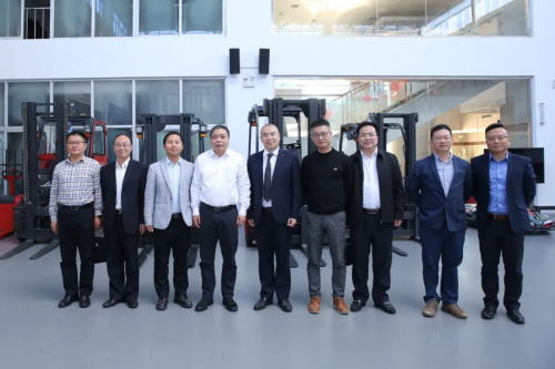 中國電信福建公司副總經(jīng)理王志芳蒞臨林德 深入考察5G+AGV叉車的應(yīng)用