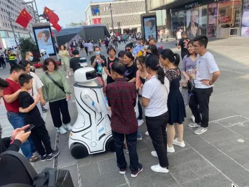 小遠(yuǎn)5G巡邏機(jī)器人守護(hù)“醉美”杭州湖濱步行街