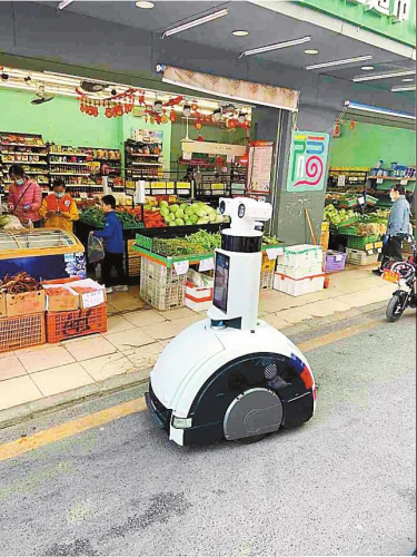 5G智能巡檢機(jī)器人在深圳市龍崗區(qū)南坑社區(qū)上崗 上街“喊話”市容更整潔