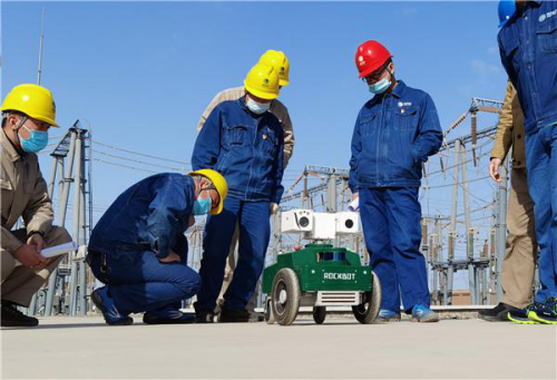 國(guó)網(wǎng)吐魯番供電公司：首臺(tái)新型智能巡檢機(jī)器人投運(yùn)