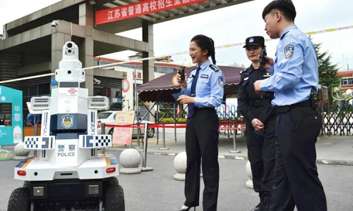 高考護(hù)航云直播！5G安防機(jī)器人創(chuàng)新巡邏獲點(diǎn)贊！