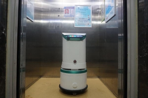 為封控區(qū)居民送貨、轉(zhuǎn)運(yùn)垃圾，智能機(jī)器人成為鄭州疫情防控中的“特種兵”