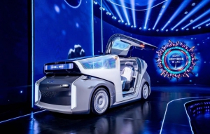 李彥宏今天發(fā)布“汽車(chē)機(jī)器人”，百度自稱(chēng)：比人類(lèi)駕駛更安全