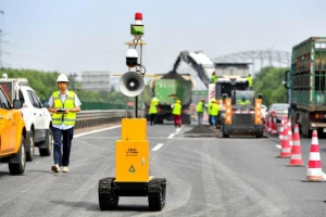 前方高萌！全國首臺(tái)高速施工管理巡檢機(jī)器人在湖州高速上線