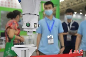 裝上“大腦”的機(jī)床具備自主決策能力，國(guó)產(chǎn)智能機(jī)器人亮相機(jī)博會(huì)