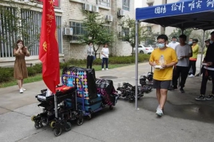 安全可靠又吸睛 南航學(xué)生自主研發(fā)機(jī)器人組團(tuán)迎新