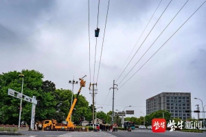 媒體關(guān)注 | 不停電作業(yè)“黑科技”！帶電絕緣涂覆機(jī)器人首次亮相蘇州