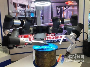 能穿針還能制作冰淇淋 “身懷絕技”的機器人亮相智博會