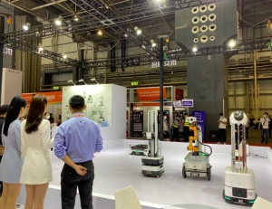 聚焦智博會|優(yōu)艾智合5G移動機(jī)器人耀動全場