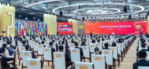 總理視頻連線智能海外倉，快倉機器人正在奮力搬運貨架