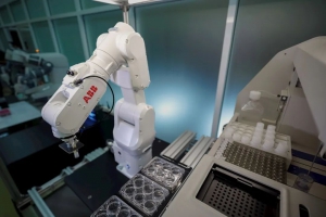 抗擊疫情！ABB機(jī)器人助力泰國新冠疫苗開發(fā)