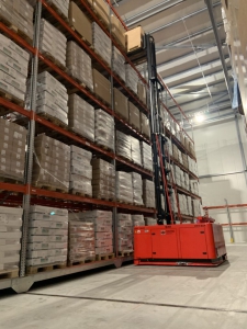 Solving 的自動叉車確保在 Snellman的冷凍食品儲存更高效