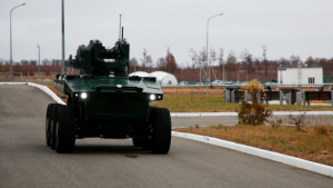 自主完成軍事任務(wù)！俄羅斯測試Marker無人地面武裝車協(xié)同15架無人機戰(zhàn)術(shù)演練