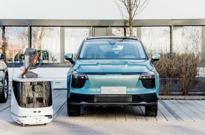 愛馳汽車開發(fā)電動車充電的機(jī)器人