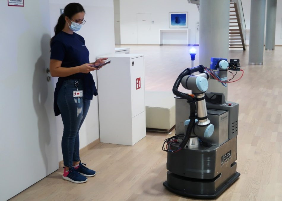 德國(guó)弗勞恩霍夫研究所的消毒機(jī)器人干凈利落地對(duì)付COVID-19