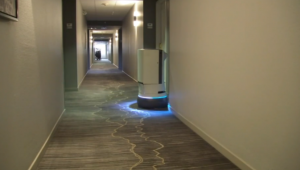 服務(wù)機(jī)器人填補(bǔ)了酒店勞動(dòng)力短缺現(xiàn)象