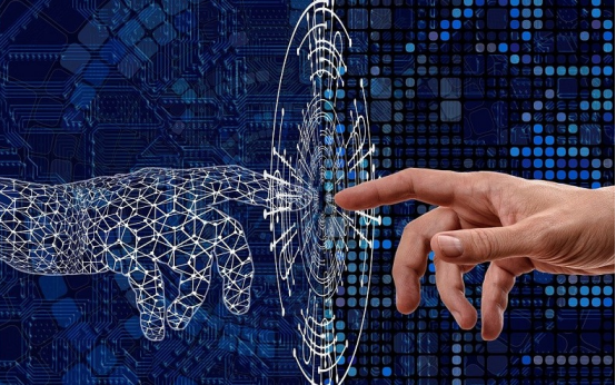 用裝有傳感器的 "電子皮膚 "觸覺來控制機(jī)器人