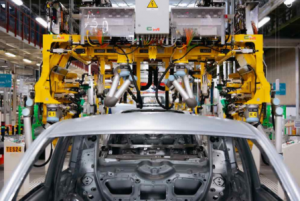 11臺機器人如何幫助組裝菲亞特 500電動汽車