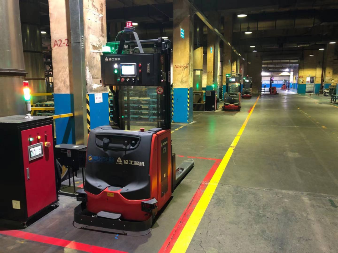 機(jī)器代人，降本增效！臨工智科57臺(tái)叉車AGV助力某輪胎企業(yè)打造智能工廠