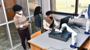 亞馬遜和漢普頓大學(xué)建立機(jī)器人項(xiàng)目