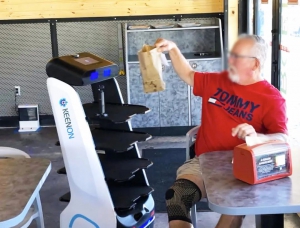 CBS報(bào)道 | 擎朗機(jī)器人“上崗”全球連鎖店BurgerFi