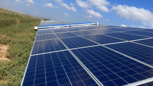 以色列公司開發(fā)不用水清潔太陽能電池板的機器人