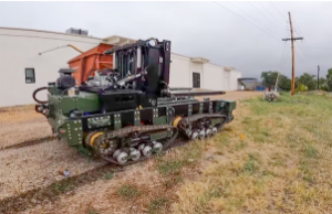 美國國防供應(yīng)商Stratom 展示其新型無人履帶越野叉車--ATLAS