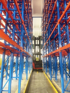 MiMA人上型三向叉車助力客戶完成超窄巷道密集倉儲