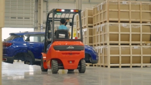 裝上綠色引擎，林德電動平衡重叉車助力汽配物流高效運行