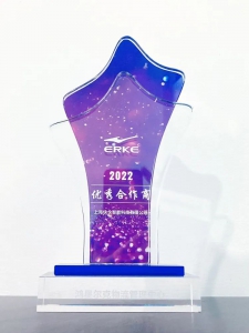 鴻星爾克授予快倉優(yōu)秀合作商大獎(jiǎng)，機(jī)器人成就科技新國貨