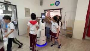 消殺機器人校園筑防線，人機共存是關鍵