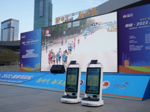 新時代新深馬！普渡機器人現(xiàn)場為選手打call，彰顯新深馬科技硬實力