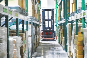 MiMA站駕式三向叉車助力工貿(mào)行業(yè)密集倉儲擴容增效