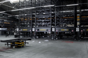 四臺AGV和四臺焊接機器人實現(xiàn)24小時全天候無人值守作業(yè)