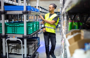 IAM Robotics 推出人到貨解決方案